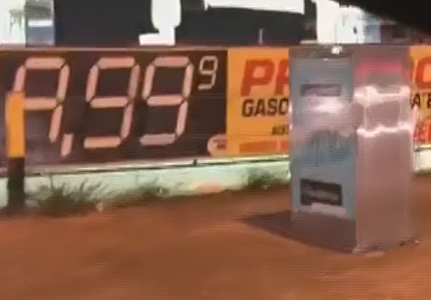 Gasolina vendida a R$ 10 em porto do DF