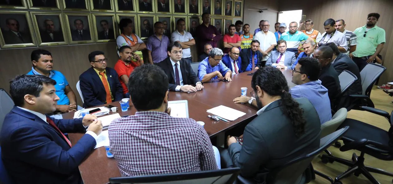 Taxistas, Mototaxistas e representantes das classes em reunião na Câmara de Teresina 