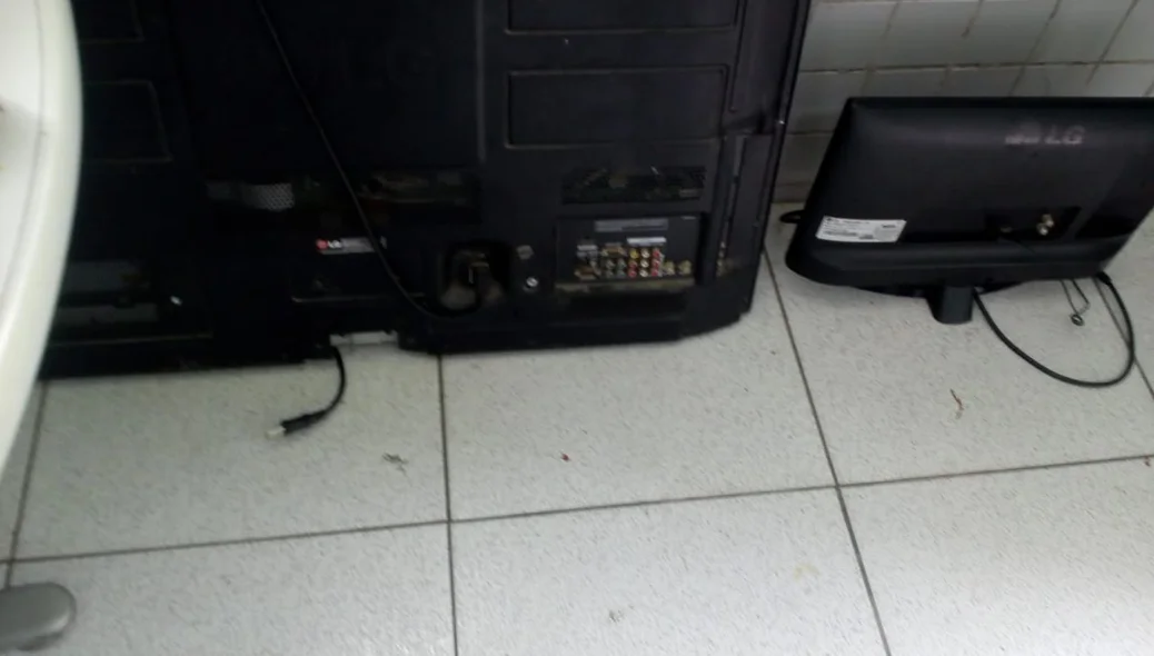 1 Tv de 42 polegadas e um monitor de 14 polegadas 