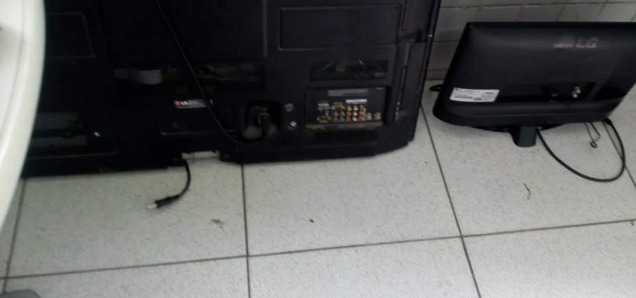 1 Tv de 42 polegadas e um monitor de 14 polegadas 