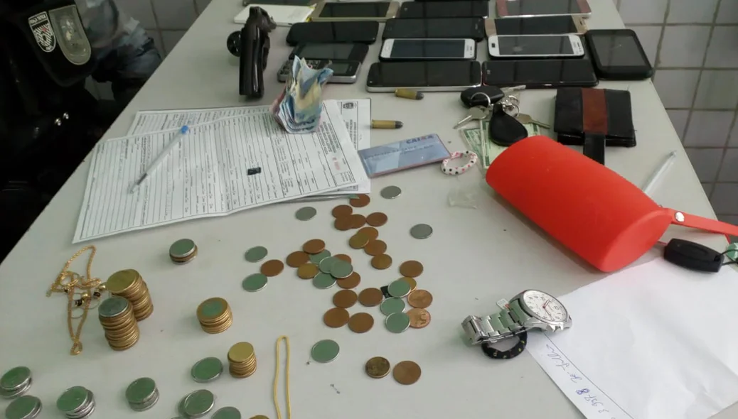 Dinheiro e celulares apreendidos 