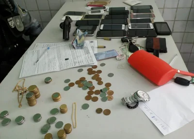 Dinheiro e celulares apreendidos 