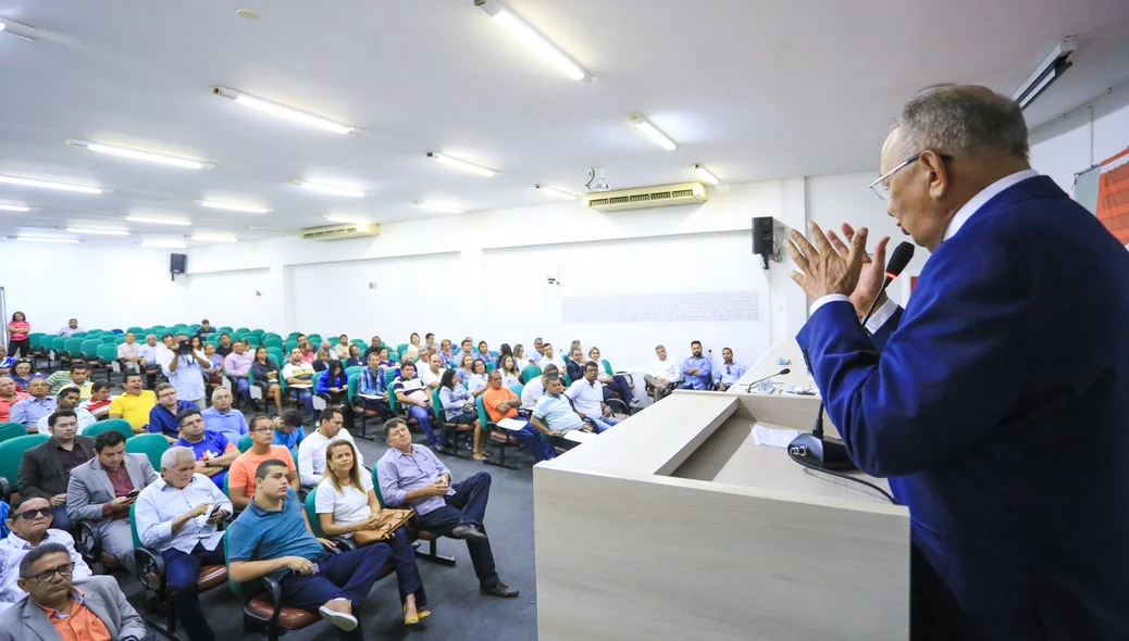 Dr. Pessoa discursando 
