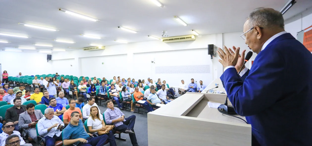 Dr. Pessoa discursando 