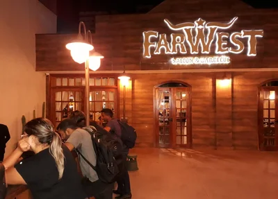 Funcionários protestam na frente do restaurante Farwest