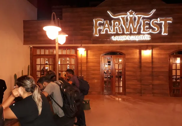 Funcionários protestam na frente do restaurante Farwest