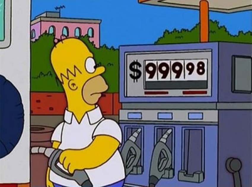 Homer do seriado Os Simpsons abastecendo em bomba com valor abusivo 