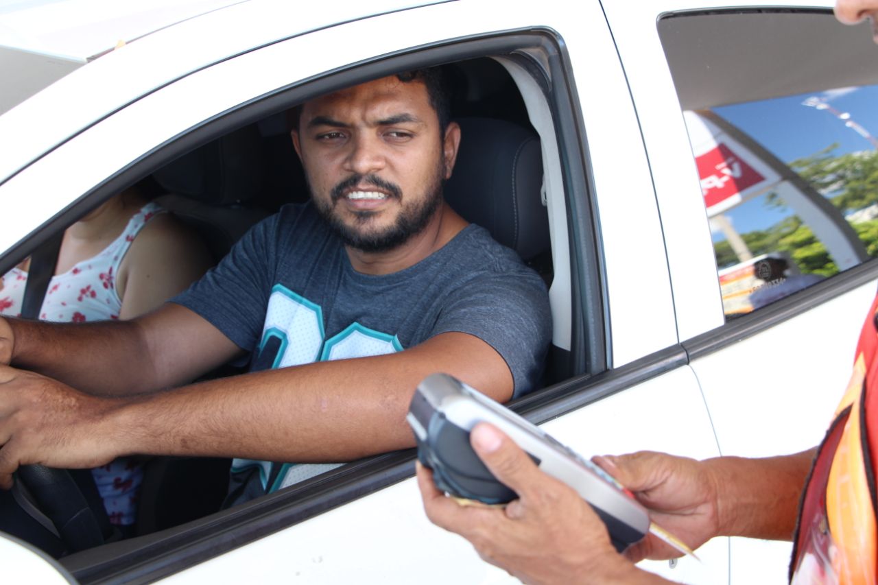 Motorista abastecendo no posto de combustível