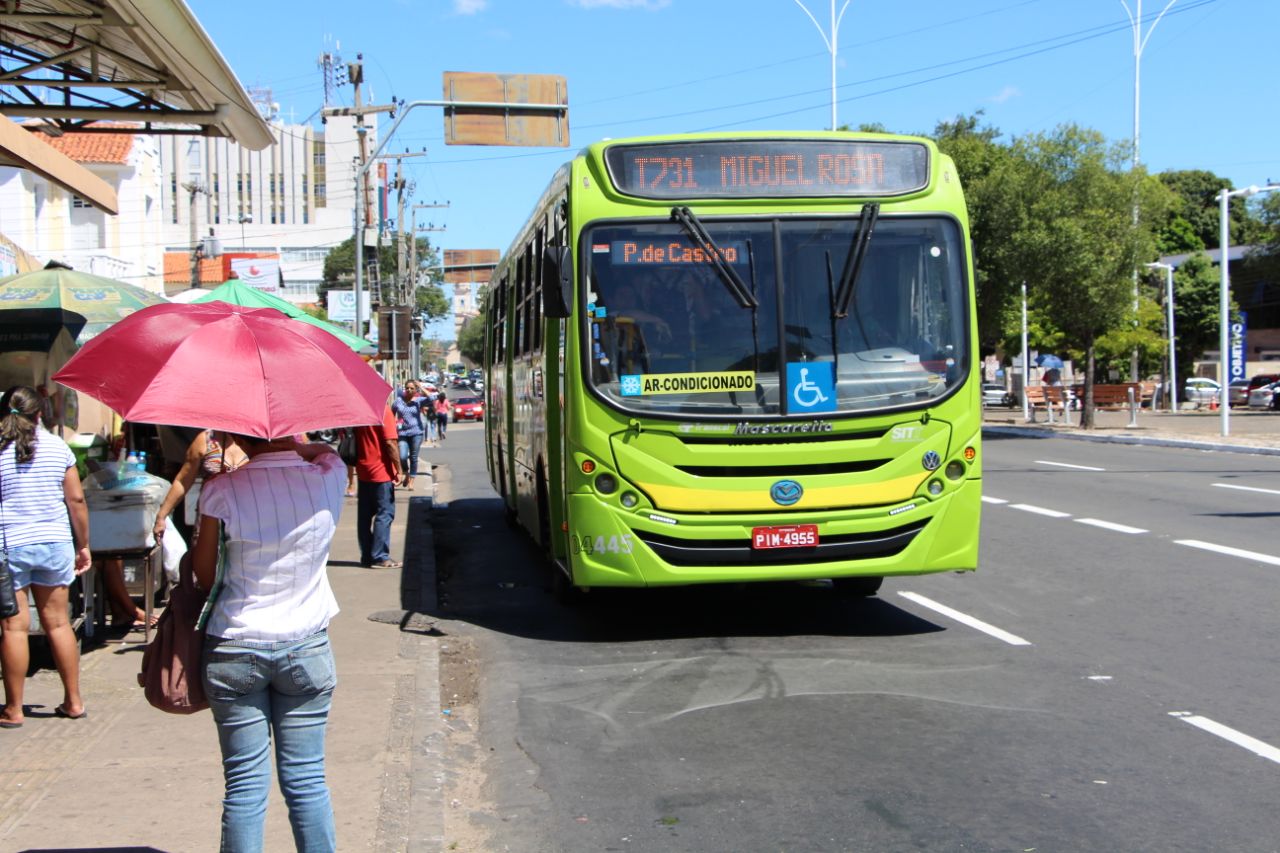 Paradas de ônibus lotadas em Teresina