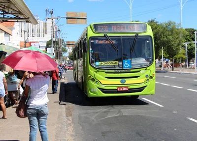 Paradas de ônibus lotadas em Teresina
