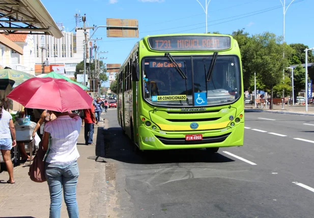 Paradas de ônibus lotadas em Teresina