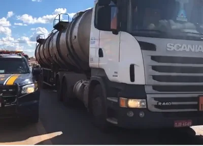 PRF faz escolta de carretas com combustível para o aeroporto de Teresina