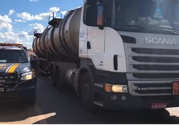PRF faz escolta de carretas com combustível para o aeroporto de Teresina