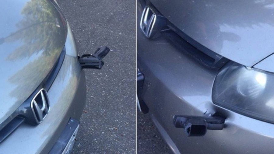 Arma cravada no para-choque de carro em Washington, Estados Unidos. 