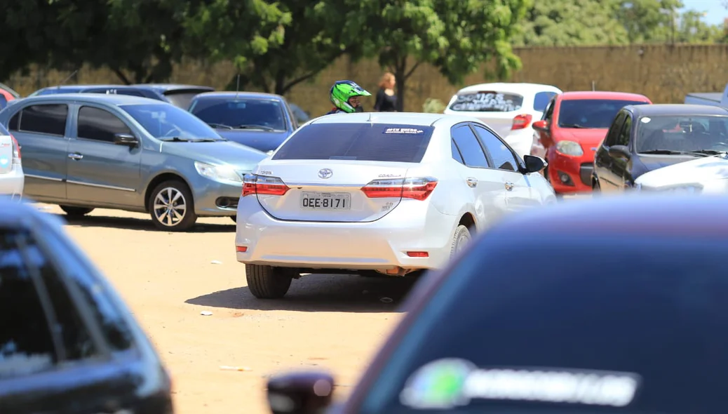 Carros parado no terminal de petróleo