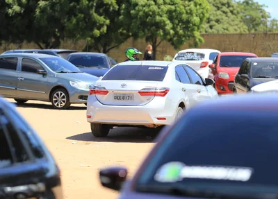 Carros parado no terminal de petróleo