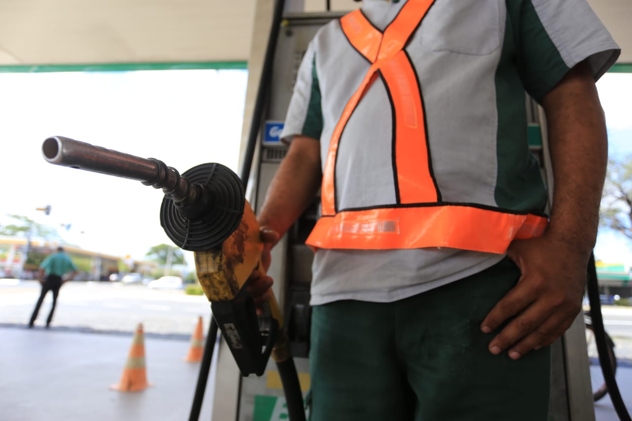 Frentista no posto de gasolina
