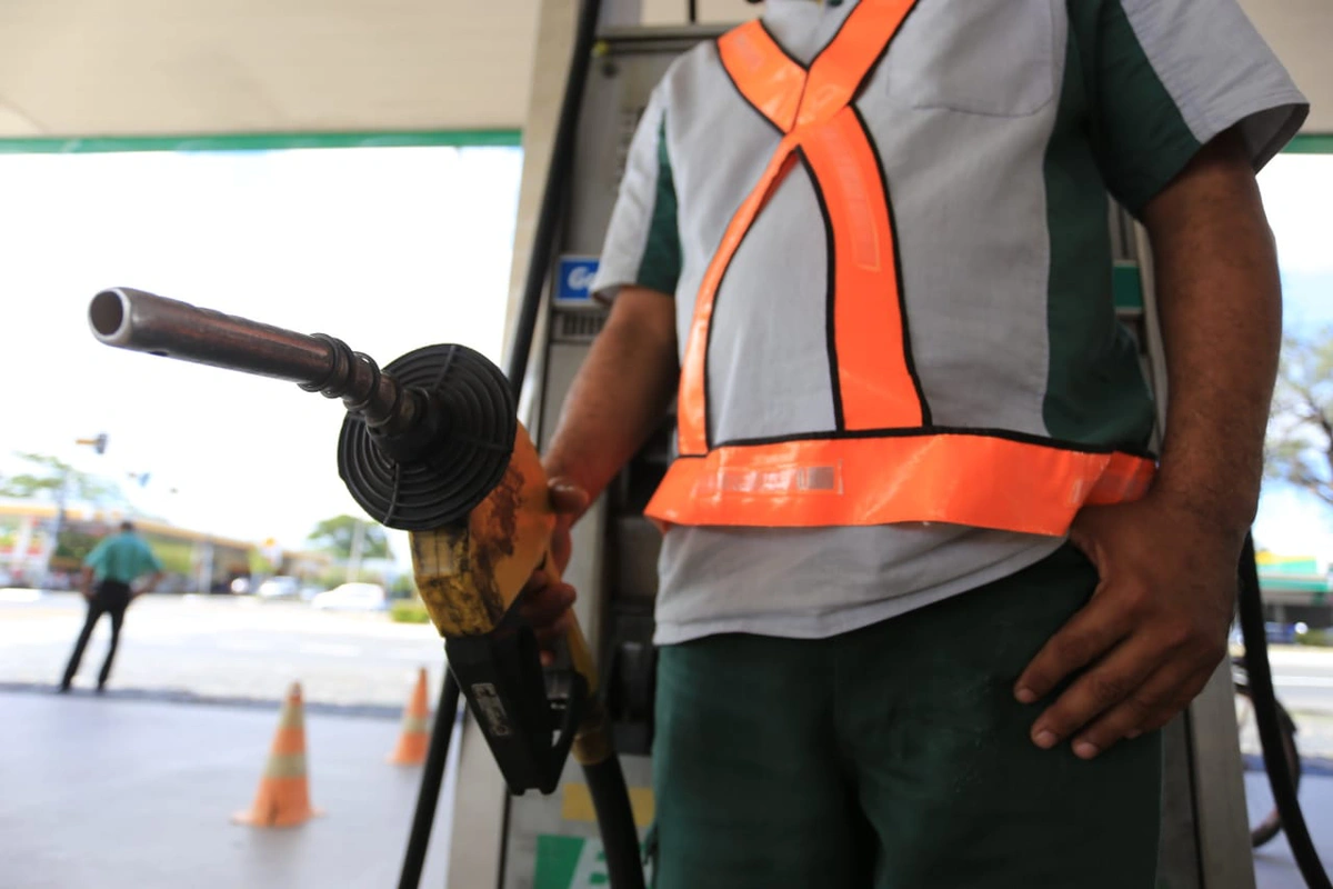 Frentista no posto de gasolina