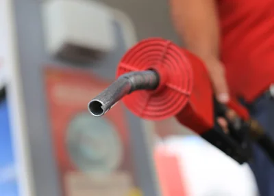 Frentista no posto de gasolina