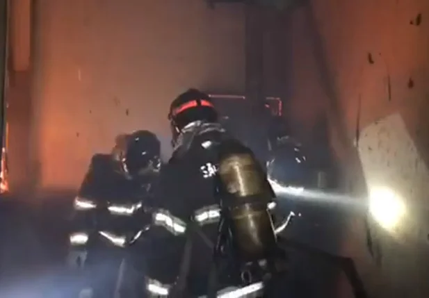Incêndio em galpão invadido 