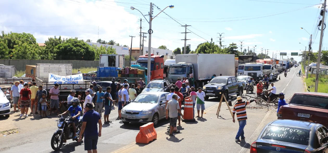 Motoristas estão parando os caminhoneiros 