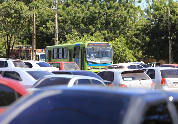 Terminal de petróleo de Teresina continua bloqueado por motorista