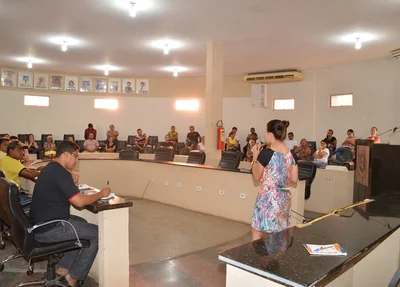 Por conta do baico quórum não houve nenhuma deliberação
