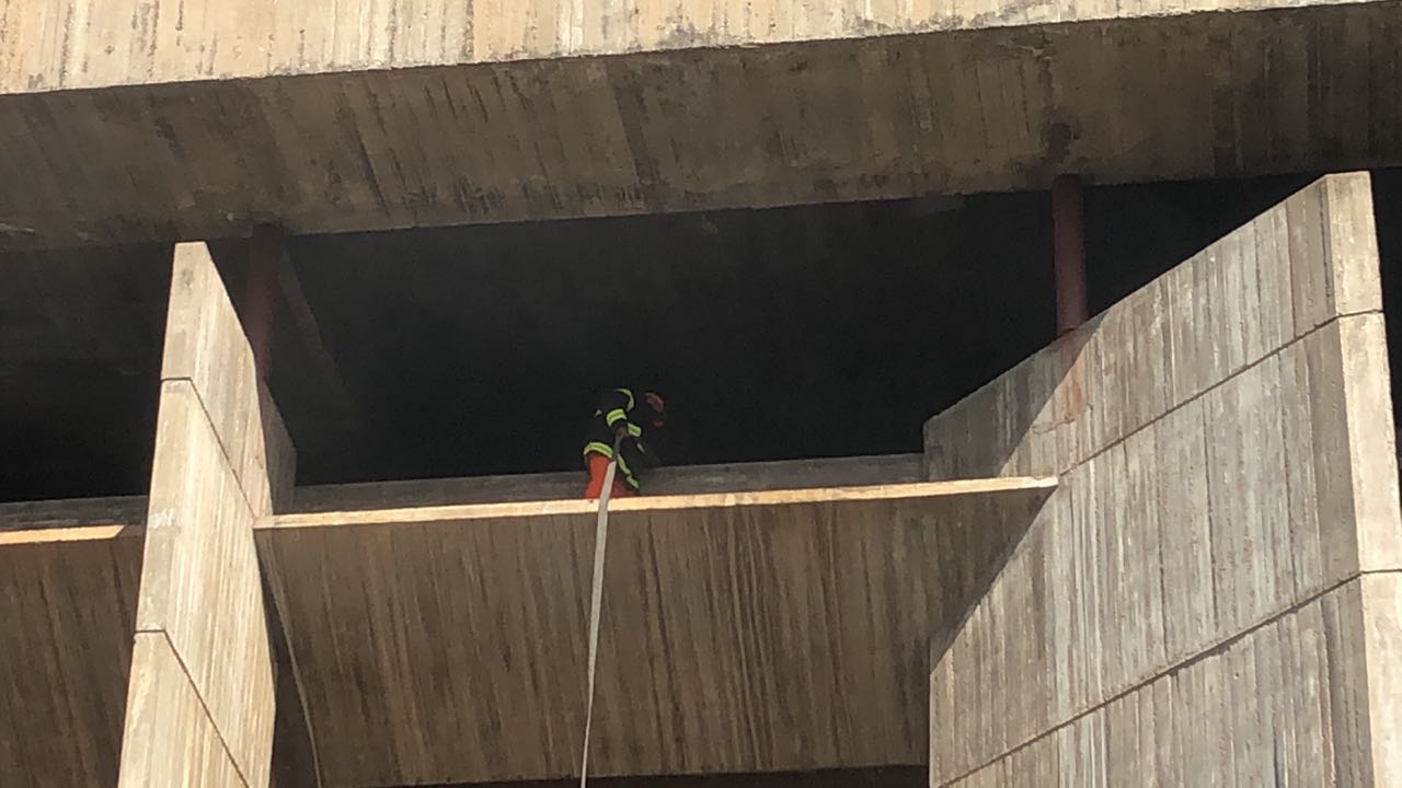 Bombeiro trabalhando no TJ-PI