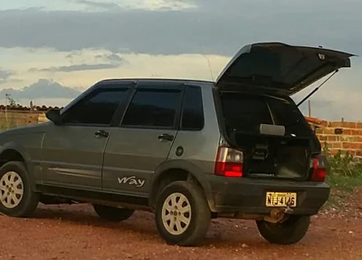 Carro roubado na madrugada deste domingo (27)