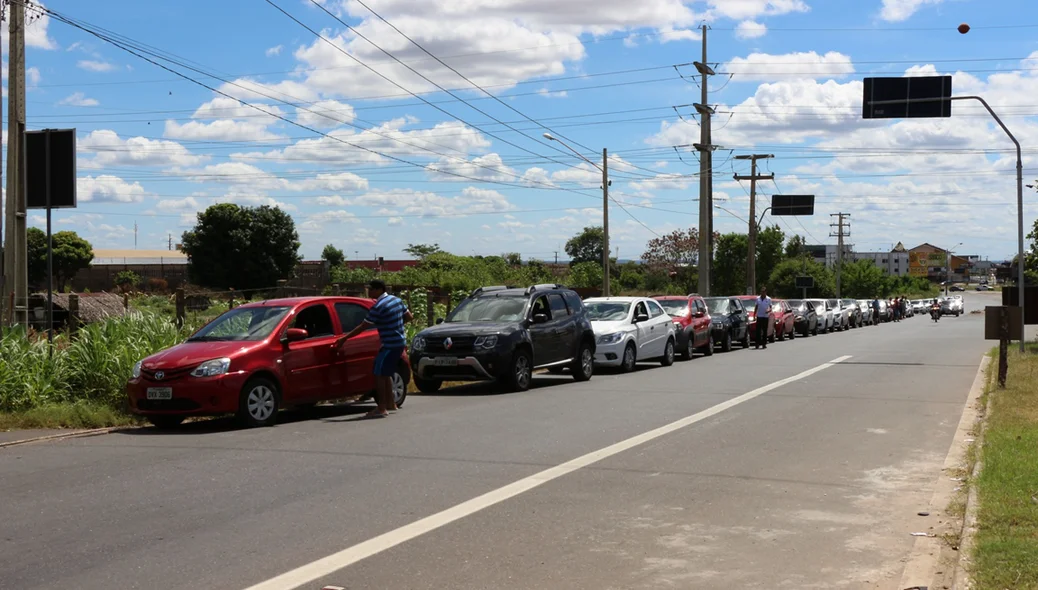 Cerca de 200 veículos na fila