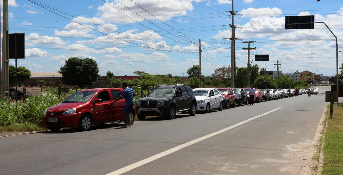 Cerca de 200 veículos na fila