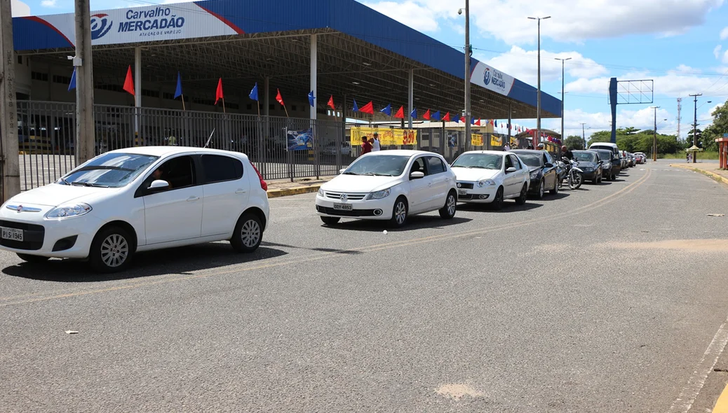Fila de veículos em posto de gasolina em Teresina