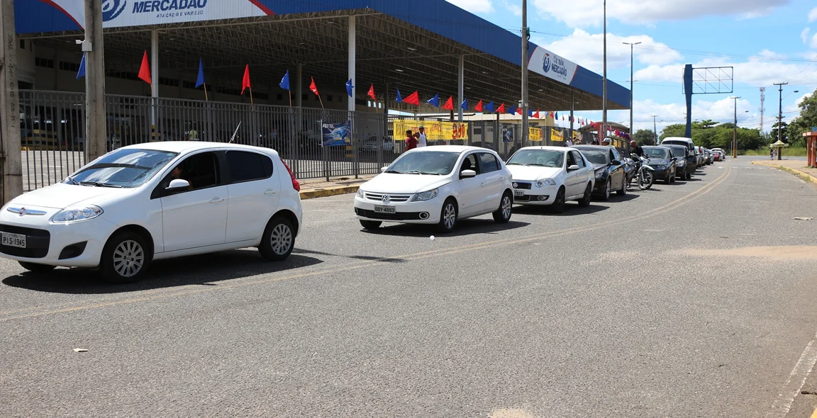 Fila de veículos em posto de gasolina em Teresina