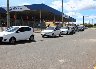 Fila de veículos em posto de gasolina em Teresina