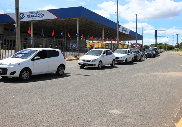 Fila de veículos em posto de gasolina em Teresina