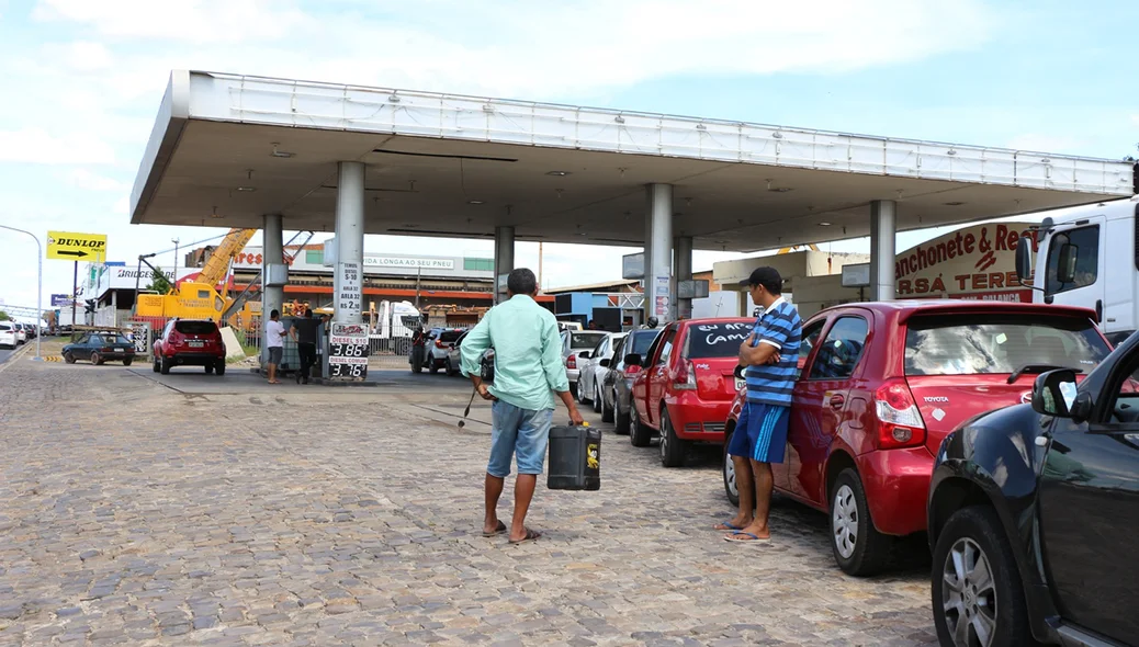Motoristas aguardam fora dos veículos