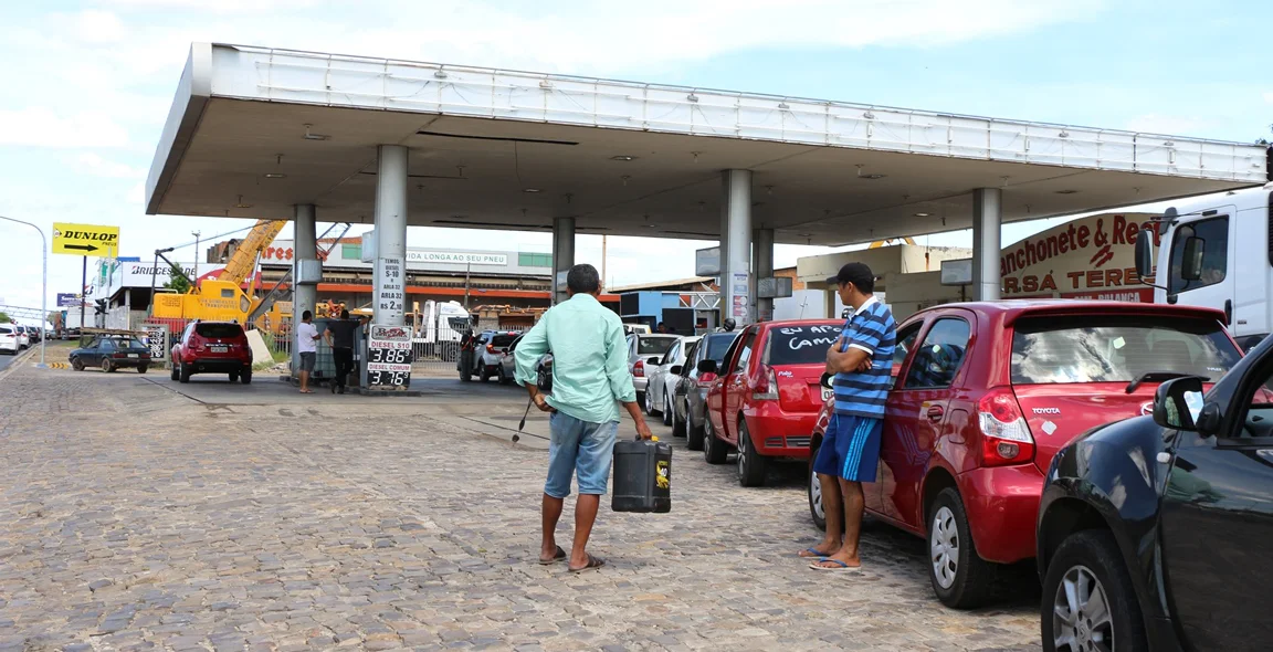 Motoristas aguardam fora dos veículos