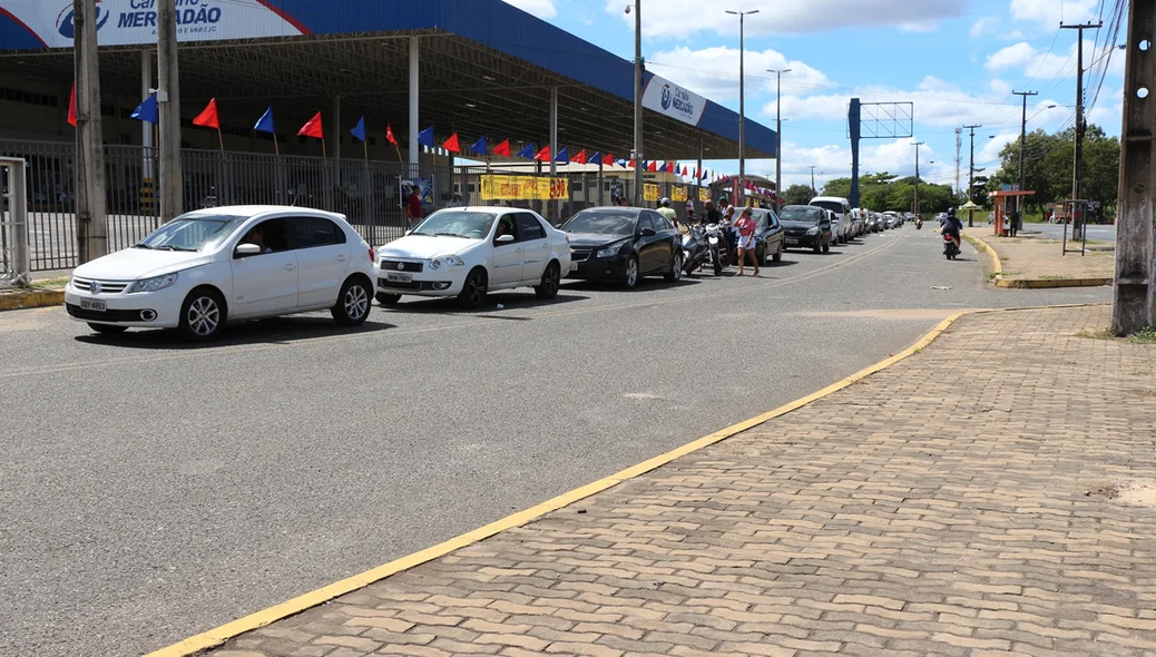 Motoristas esperam horas na fila