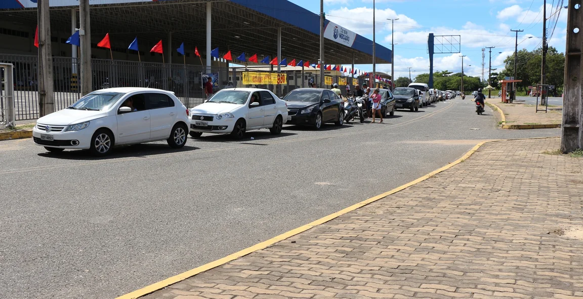 Motoristas esperam horas na fila