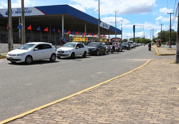 Filas de veículos para abastecer em postos em Teresina