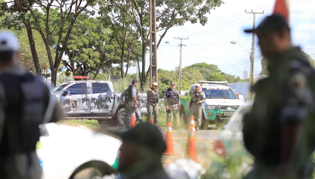 A Polícia Militar faz o acompanhamento da manifestação