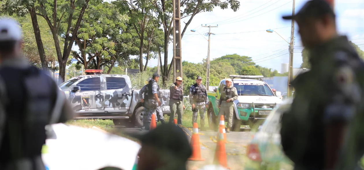 A Polícia Militar faz o acompanhamento da manifestação