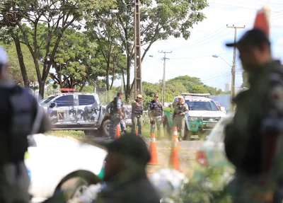 A Polícia Militar faz o acompanhamento da manifestação