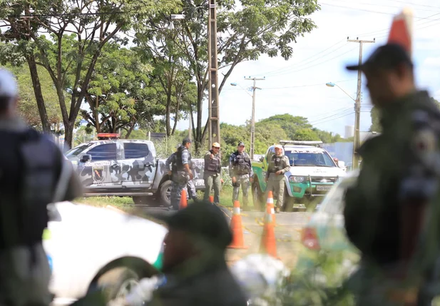 A Polícia Militar faz o acompanhamento da manifestação