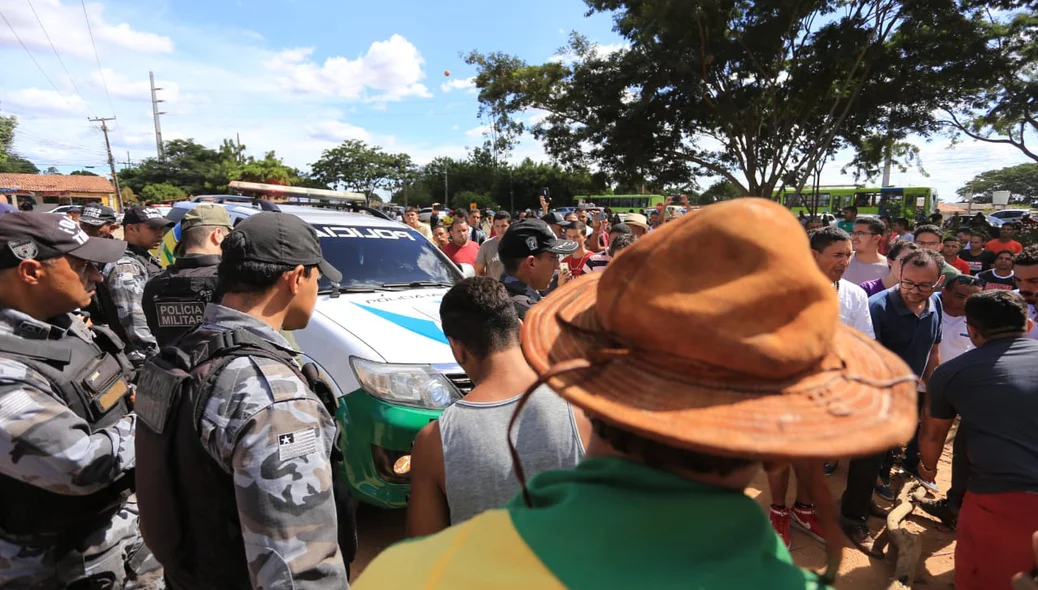 A polícia tenta negociar com os manifestantes