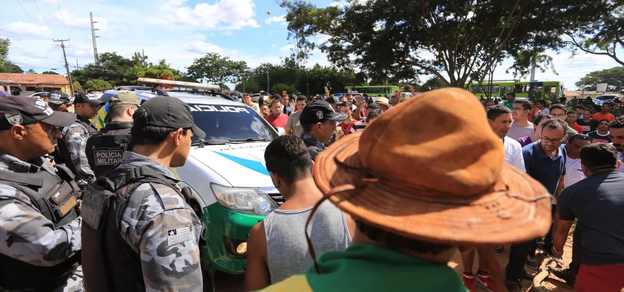 A polícia tenta negociar com os manifestantes