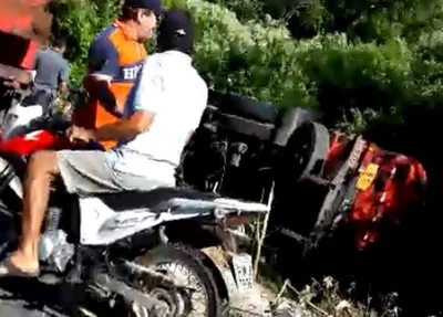 Caminhão carregado de combustível tomba em rodovia do Ceará