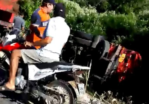 Caminhão carregado de combustível tomba em rodovia do Ceará