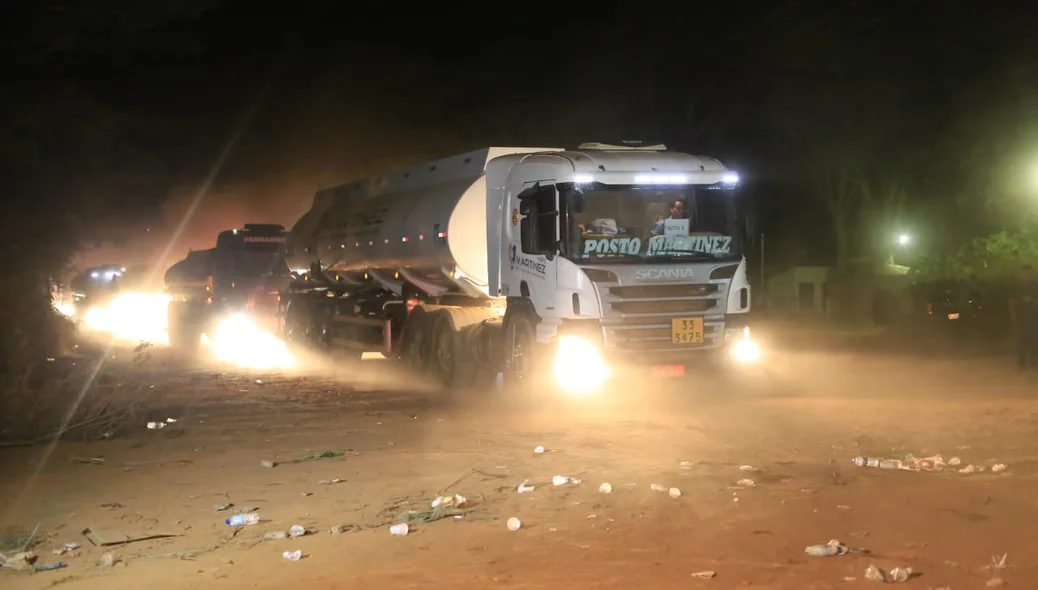 Caminhões começam a deixar terminal