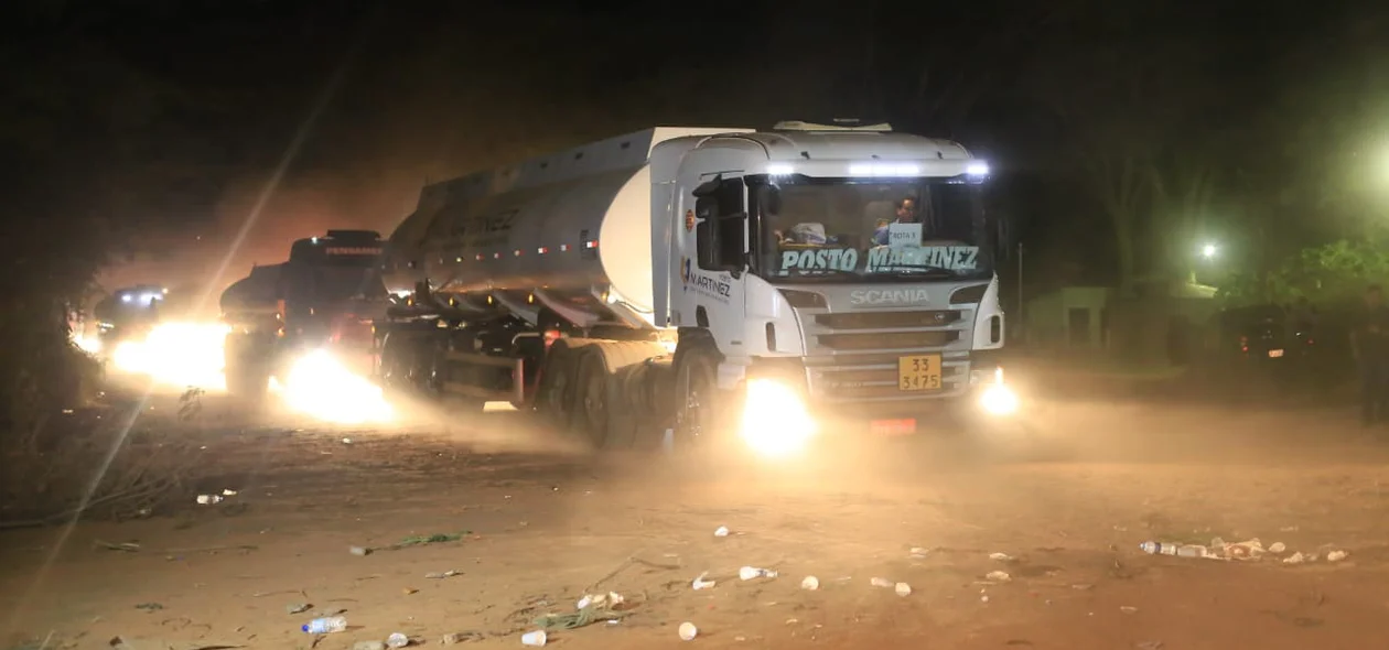Caminhões começam a deixar terminal